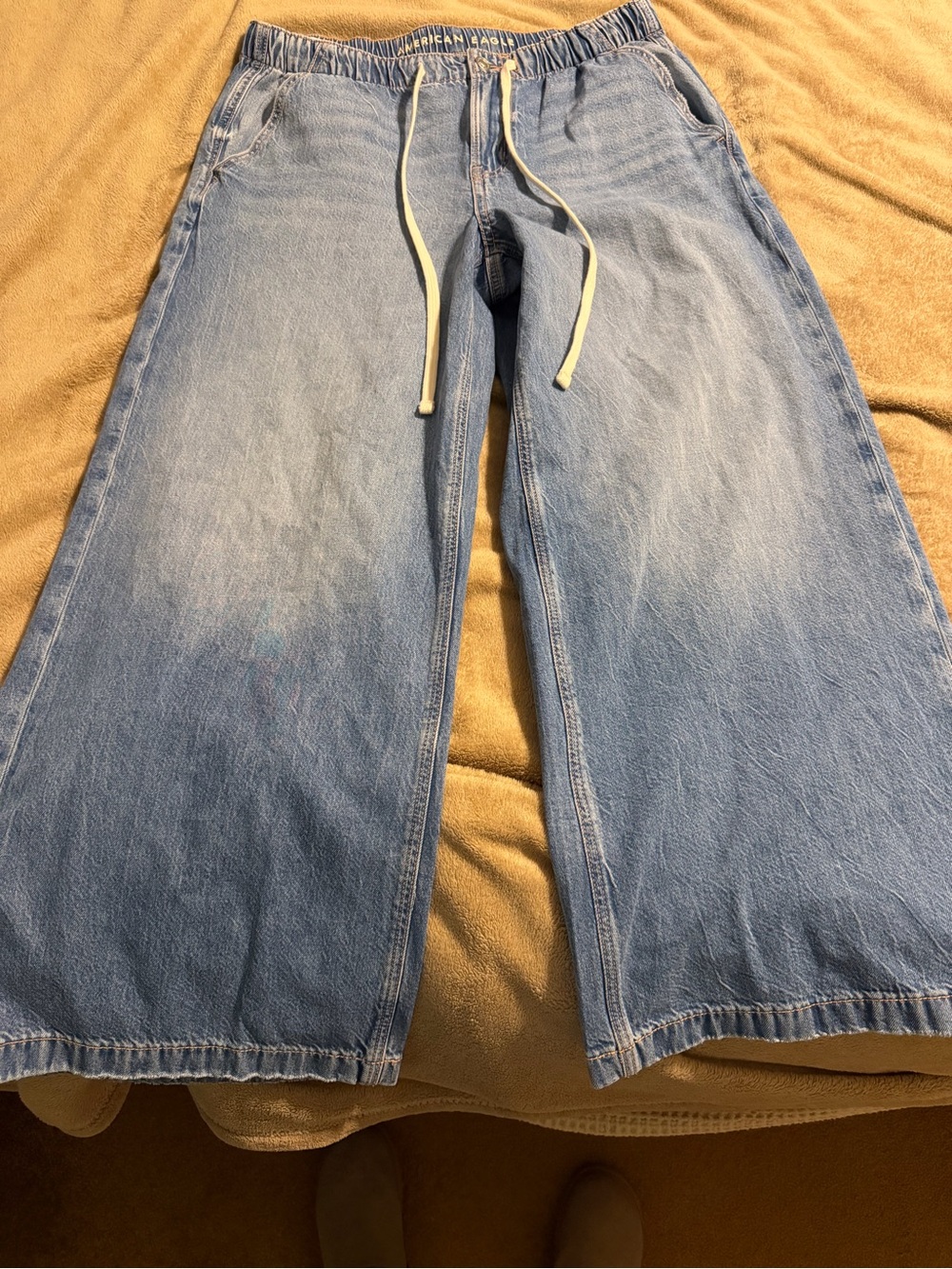 American Eagle Women’s wide leg low rise drawstring jeans with zipper